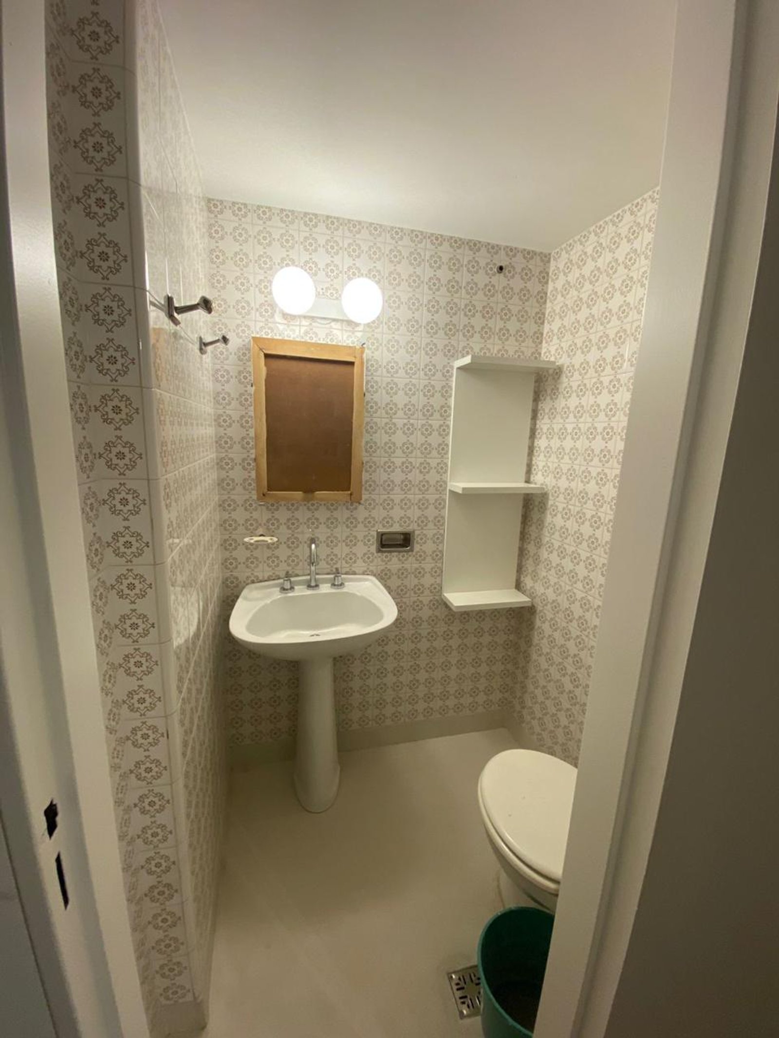 Baño pequeño con azulejos estampados y lavabo de pedestal — proyecto Zapiola , por Estudio NET Arquitectura , en Zapiola 2645